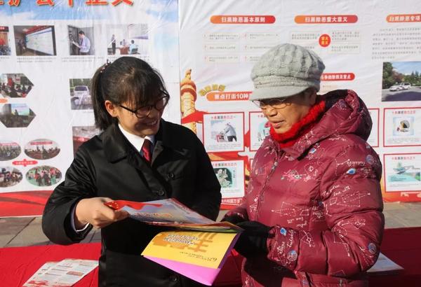 國(guó)家憲法日滎陽(yáng)檢察官走上街頭“擺攤”講法